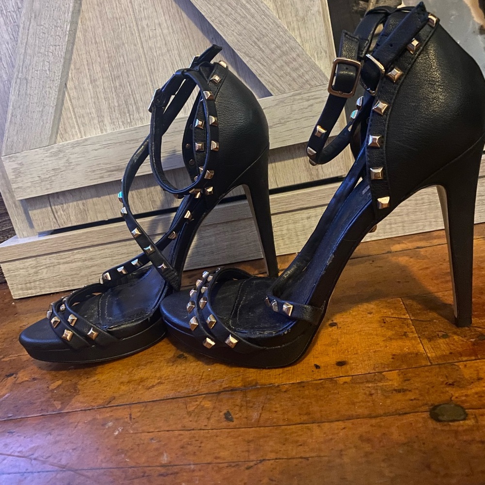 Worn 2 times BCBG heels